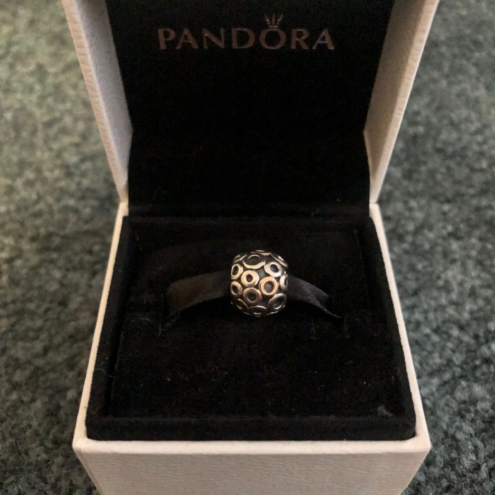 Pandora O charm